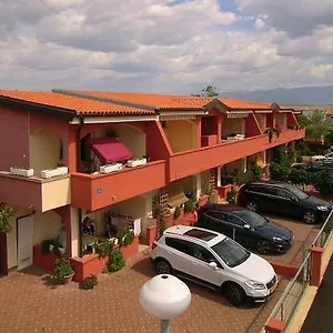 Edith's Olive Garden , Vir Horvátország